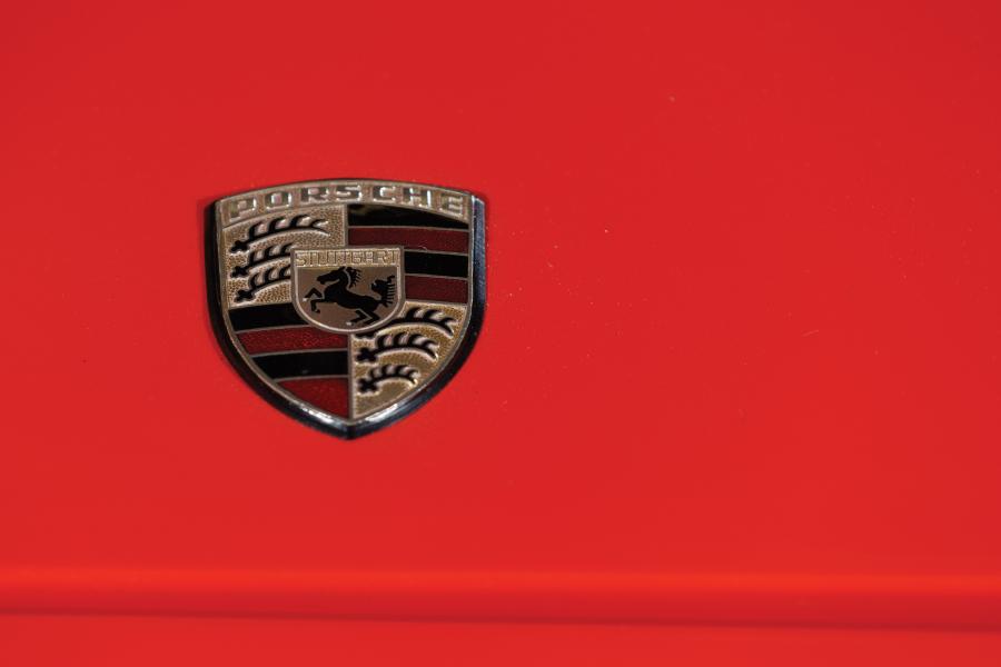 Логотип Porsche 924 Carrera GTS (937) 1982 года  (фото 6 из 30)